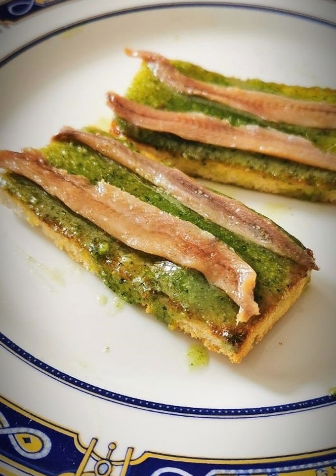 Una foto de Tostas con salsa Pesto Genovés  y Anchoas