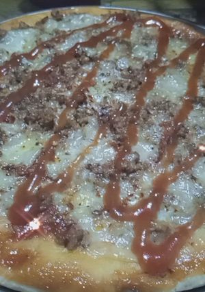A picture of Pizza with beef qeema filling.