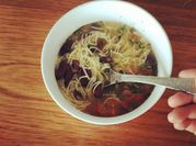 Una foto de cebollín sopa
