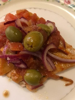 Una foto de Pescado con aceitunas