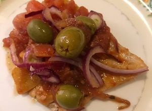Una foto de Pescado con aceitunas