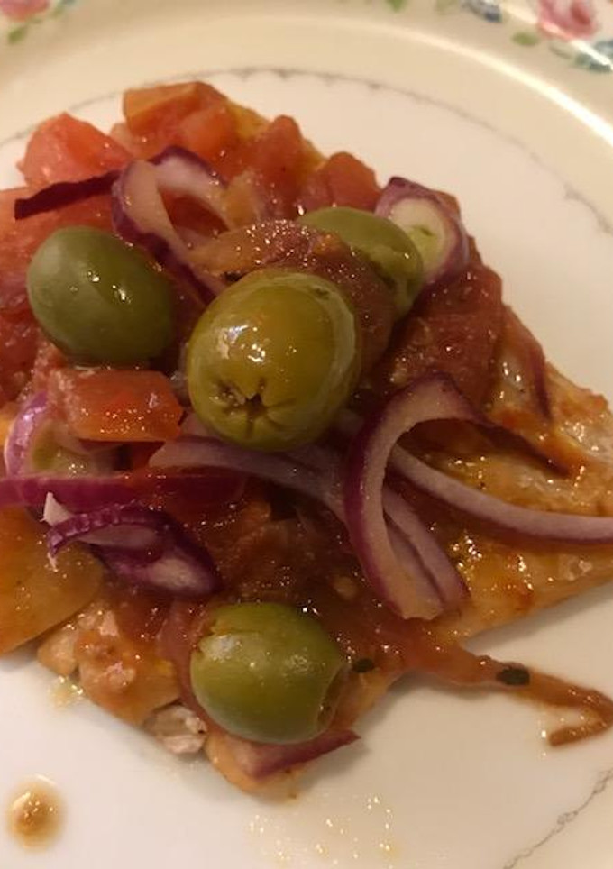 Una foto de Pescado con aceitunas