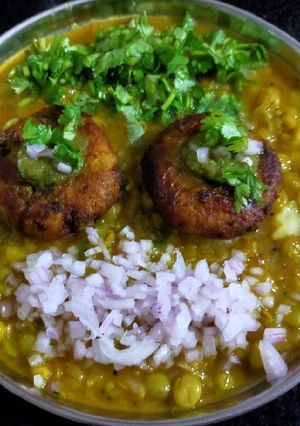 A picture of Ragda Patties Chaat.