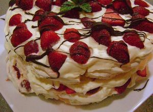 Una foto de Torta Nevada de frutilla y merengue