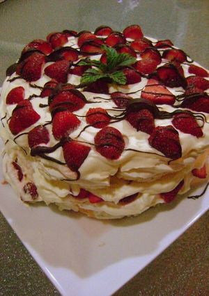 Una foto de Torta Nevada de frutilla y merengue