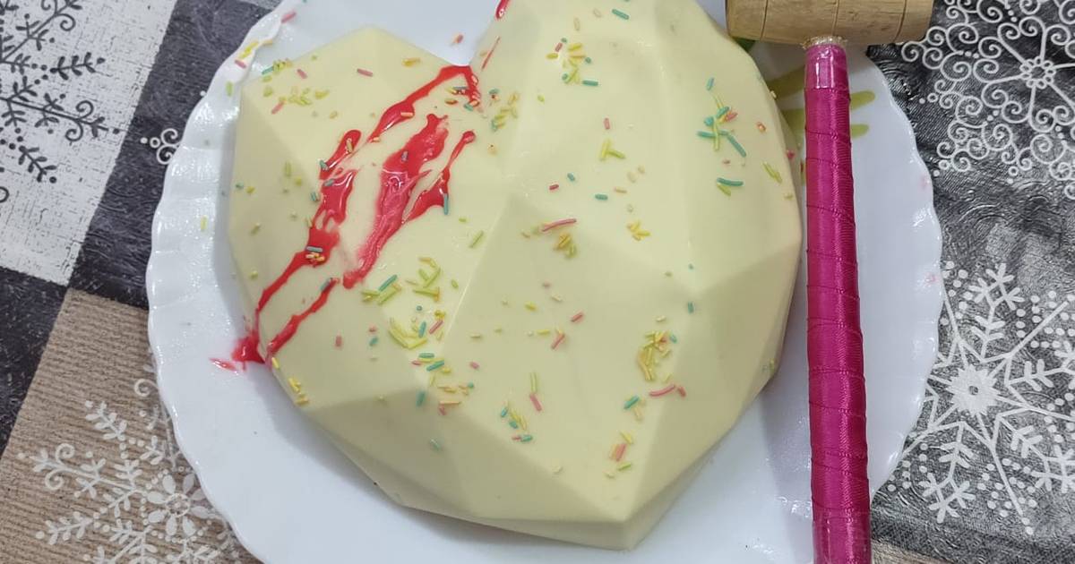 Pinata Celebration Cakes: Smash a Stunning Pinata Cake & Reveal the  Surprise Inside! - GurgaonBakers