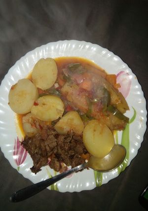 A picture of Matoke n Beef.