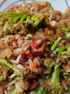 Una foto de Arroz frito a mi manera🍚🍱🧆