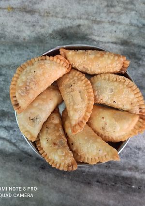 गुजिया (gujiya recipe in hindi) रेसिपी मुख्य फोटो