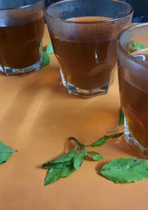 तुलसी टी (Tulsi Tea Recipe In Marathi) रेसिपी चे मुख्य फोटो 