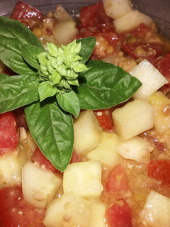 Una foto de Ensalada fresca de tomate y pepino con tapenade de aceituna verdes