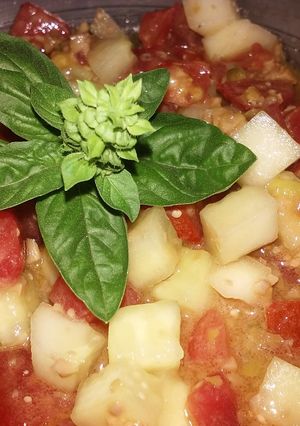 Una foto de Ensalada fresca de tomate y pepino con tapenade de aceituna verdes