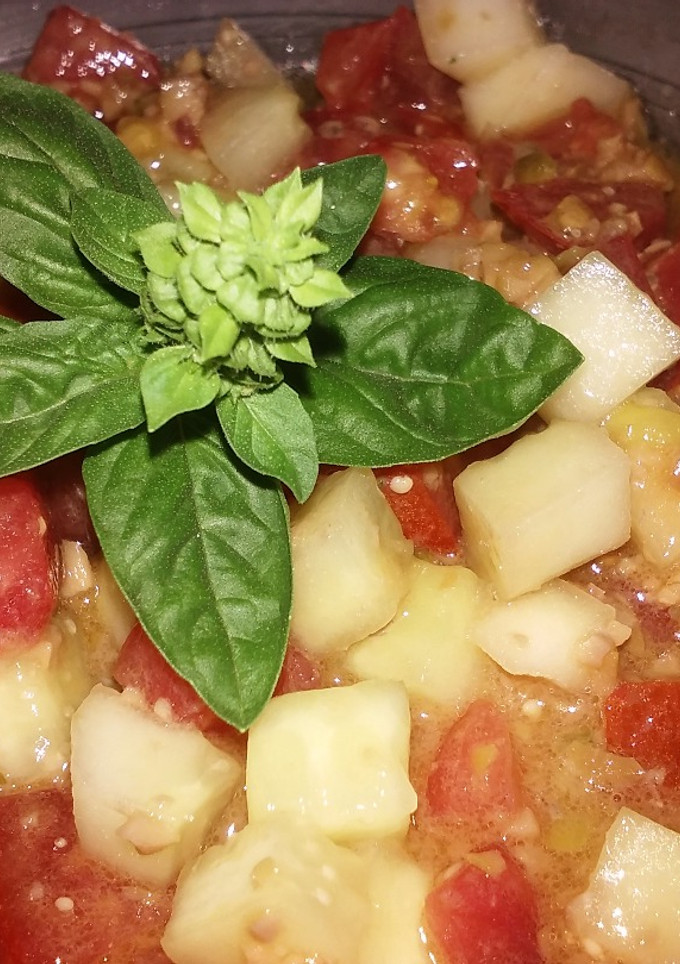 Una foto de Ensalada fresca de tomate y pepino con tapenade de aceituna verdes