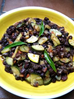 Una foto de Alubias negras con morcilla y verdura a la Hierba María Luisa