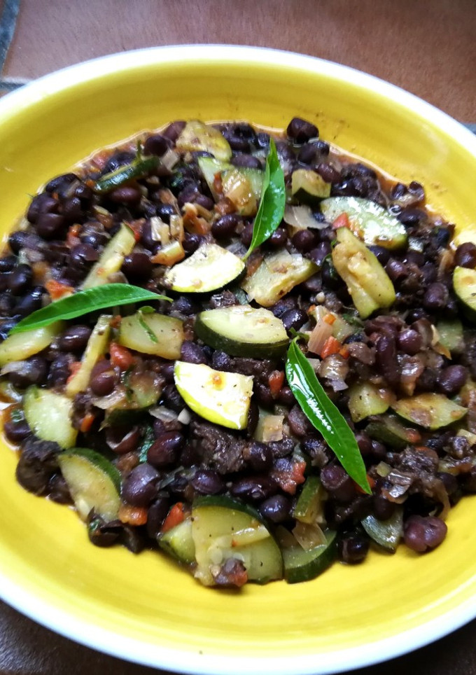 Una foto de Alubias negras con morcilla y verdura a la Hierba María Luisa