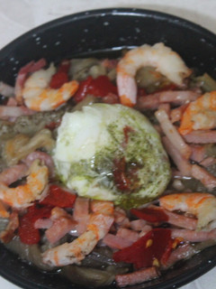 Una foto de Sartenes de berenjena con gambas y huevos poché