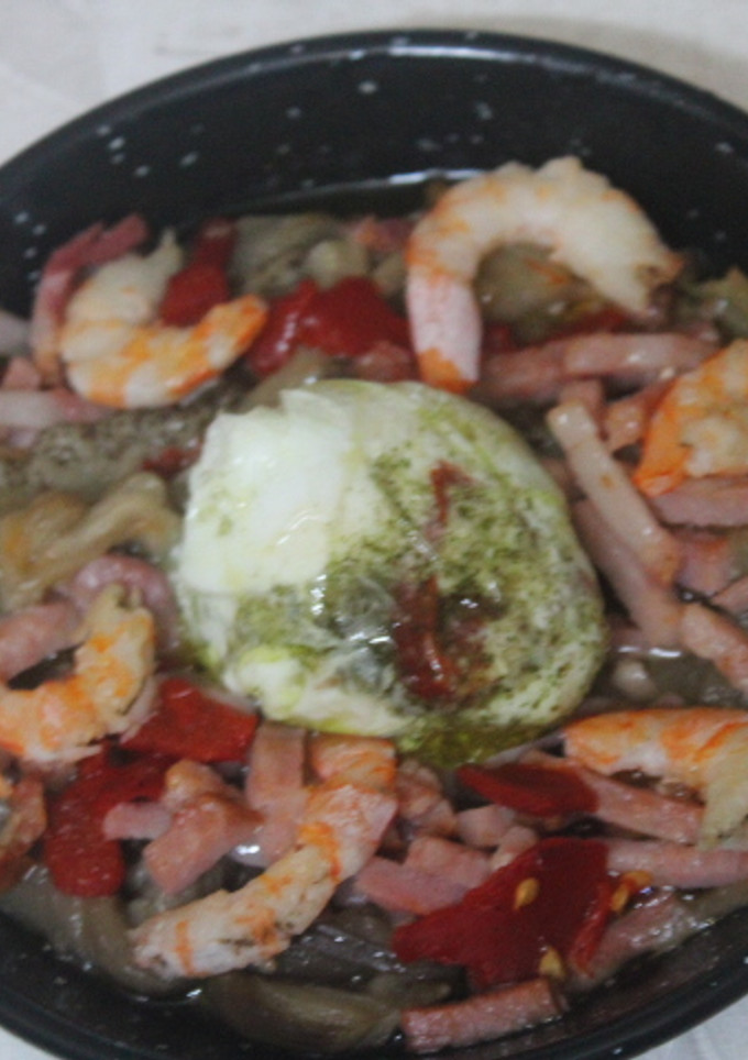 Una foto de Sartenes de berenjena con gambas y huevos poché