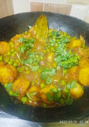 आलू प्याज़ मटर फ्राई (Aloo pyaz matar fry recipe in hindi) रेसिपी मुख्य फोटो