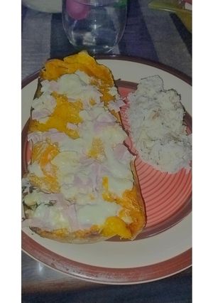 Una foto de Zapallo al Horno Relleno + Arroz con Atún