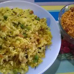 A picture of Matar Kanda Poha.