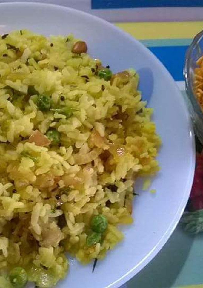A picture of Matar Kanda Poha.