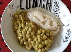Una foto de Garbanzos con curry verde