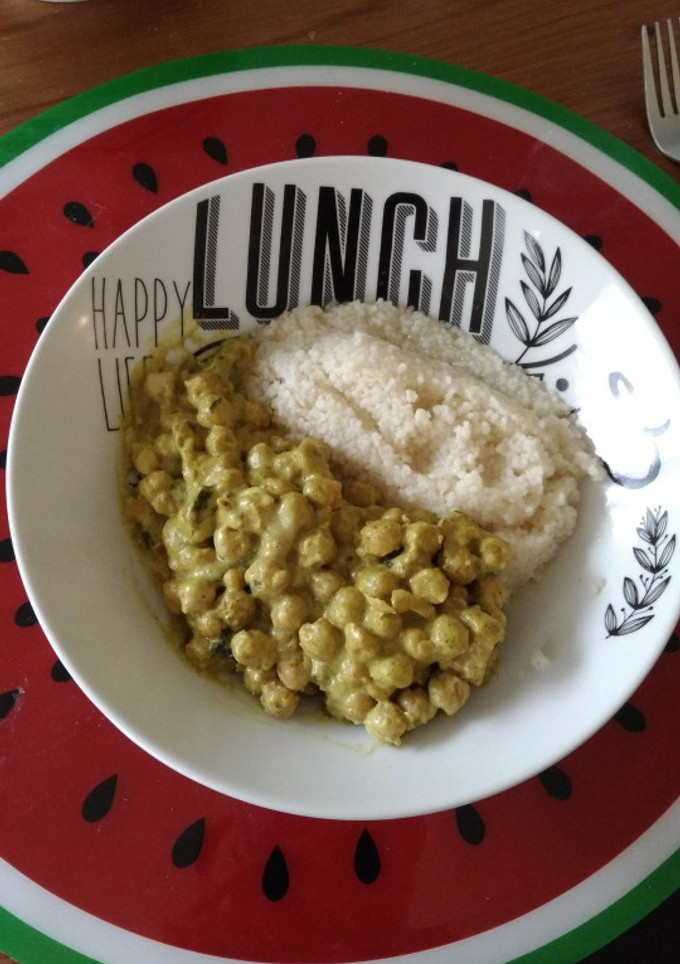 Una foto de Garbanzos con curry verde