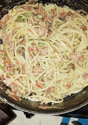 Una foto de Pastas carbonara con vegetales