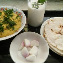 A picture of Zhunka bhakar with buttermilk.