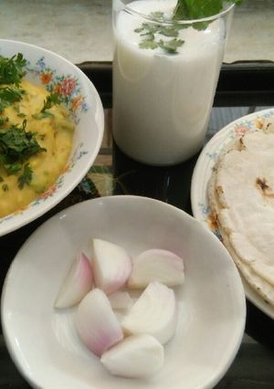 A picture of Zhunka bhakar with buttermilk.