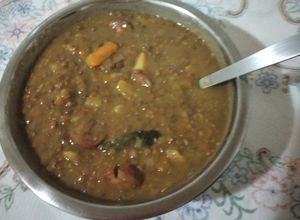 Foto de Lentilha com linguiça paio e legumes