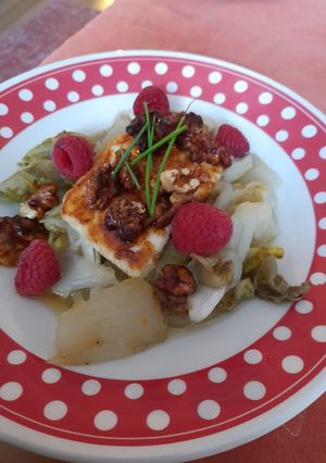 A picture of 10 min veggie lunch: chicory with baked cheese and walnuts.