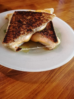 Una foto de Sándwich de romero y queso
