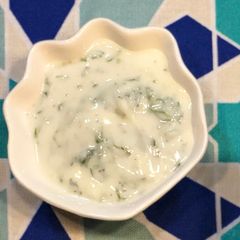 Mint sour cream sauce A picture of Mint sour cream sauce.