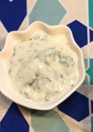 A picture of Mint sour cream sauce.