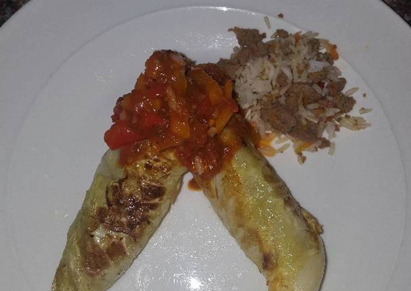 Rollos de repollo rellenos con carne y arroz con salsa al estilo casero