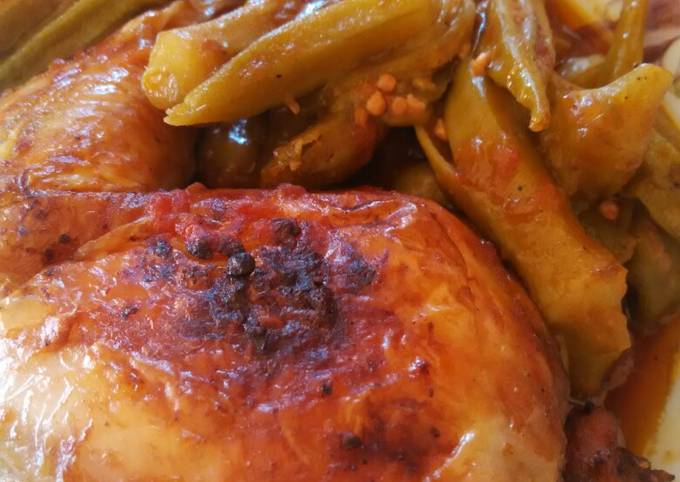 κύρια φωτογραφία συνταγής Μπάμιες με Μπούτια 🐔 κοτόπουλου με 🍅 ντοματα τριμμένη!!!!