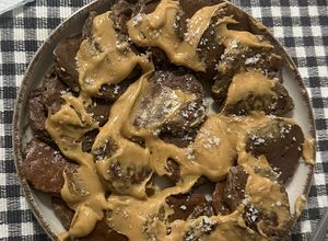 Foto de Mini panquecas proteicas de banana e aveia com pasta de amendoim