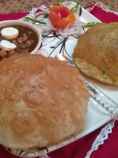 सफ़ेद चना विथ मेथी पूरी /अजवाइन पूरी (White chana with methi poori /Ajwain poori recipe in hindi) रेसिपी मुख्य फोटो