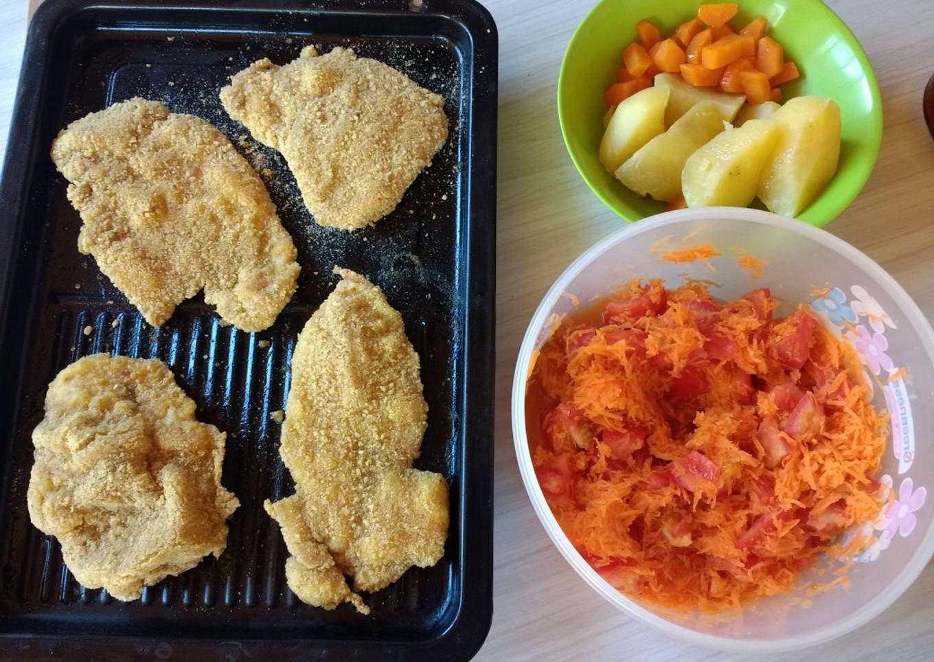 Milanesa de pollo al horno con ensaladas