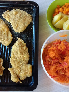 Una foto de Milanesa de pollo al horno con ensaladas