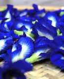 泰式甜點色彩很繽紛，藍色的來源是蝶豆藍花
