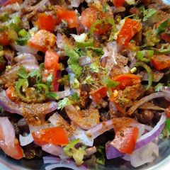 A picture of Kale chane ki chaat.