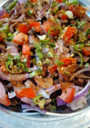 A picture of Kale chane ki chaat.