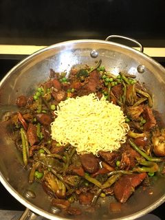 Una foto de Tallarines y Vegetales con Jamón estilo Oriental