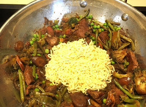 Una foto de Tallarines y Vegetales con Jamón estilo Oriental