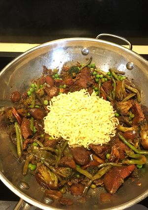 Una foto de Tallarines y Vegetales con Jamón estilo Oriental
