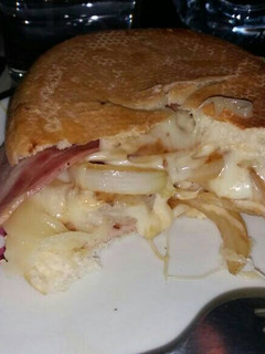Una foto de Bocadillo de bacon, cebolla y queso