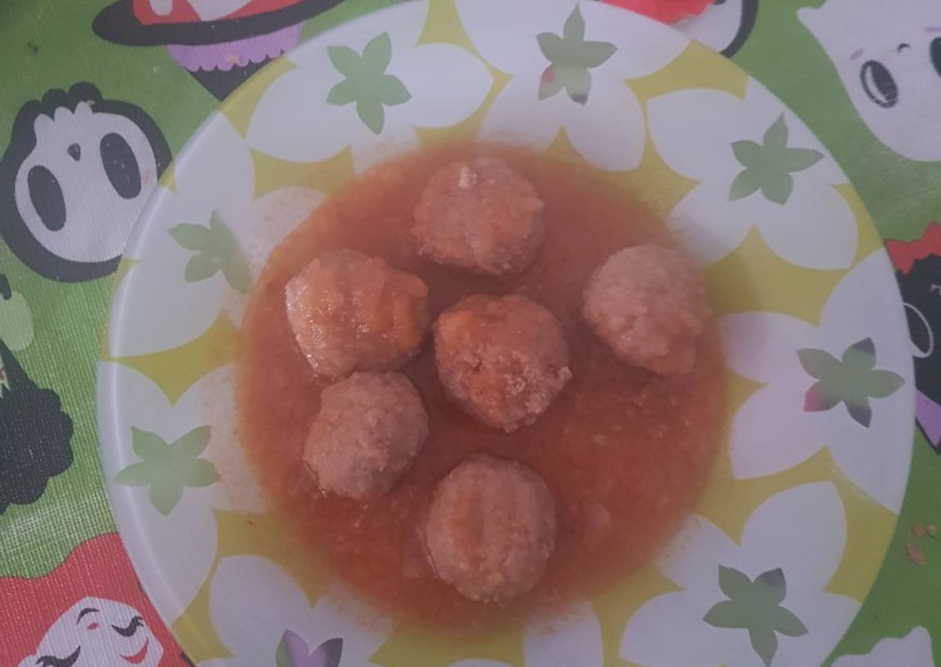 Albóndigas con salsa de cebolla y tomate