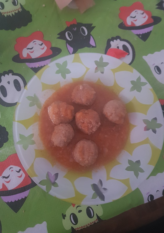 Una foto de Albóndigas con salsa de cebolla y tomate